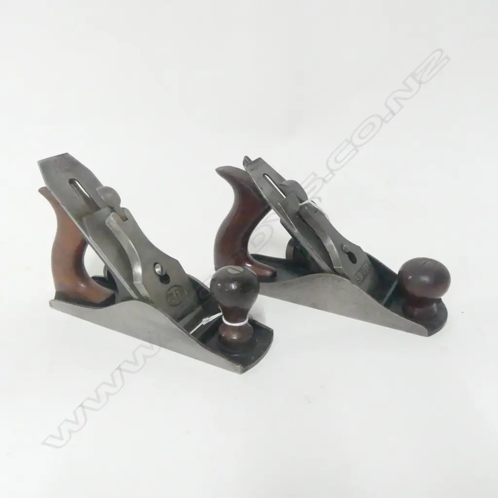 GTL No. 4 Smoothing Plane and Stanley No. 4 Smoothing Bench Corrugated Plane, L.240mm. (2) Image 1++