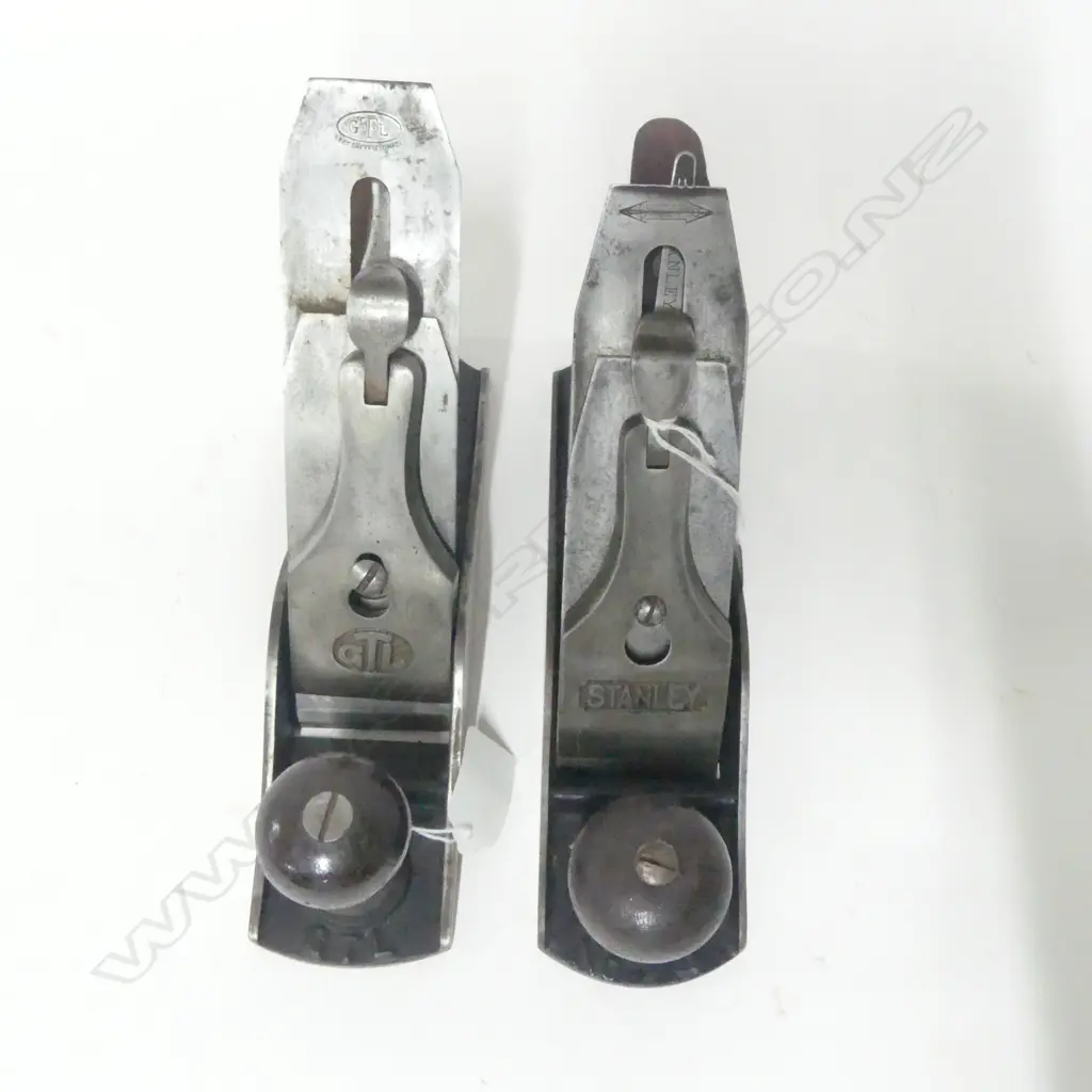 GTL No. 4 Smoothing Plane and Stanley No. 4 Smoothing Bench Corrugated Plane, L.240mm. (2) Image 1++