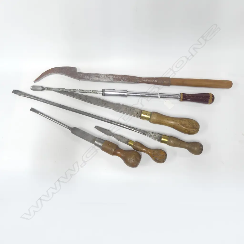 Stanley Yankee No.131B ratchet screwdriver, four wooden handled screwdrivers, longest 670mm & a large tenon chisel (6) Image 1++