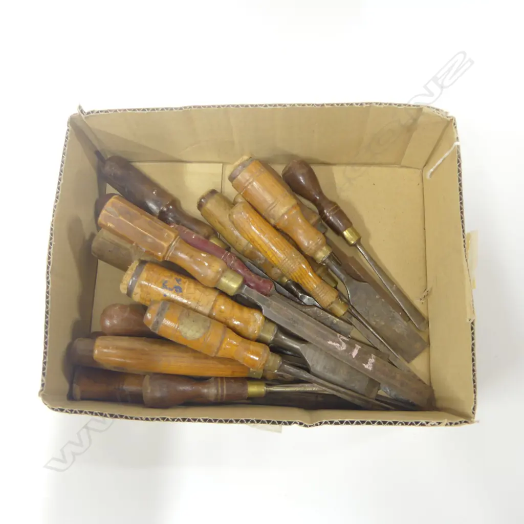 Box of approx 21 various chisels and gouges Image 1++
