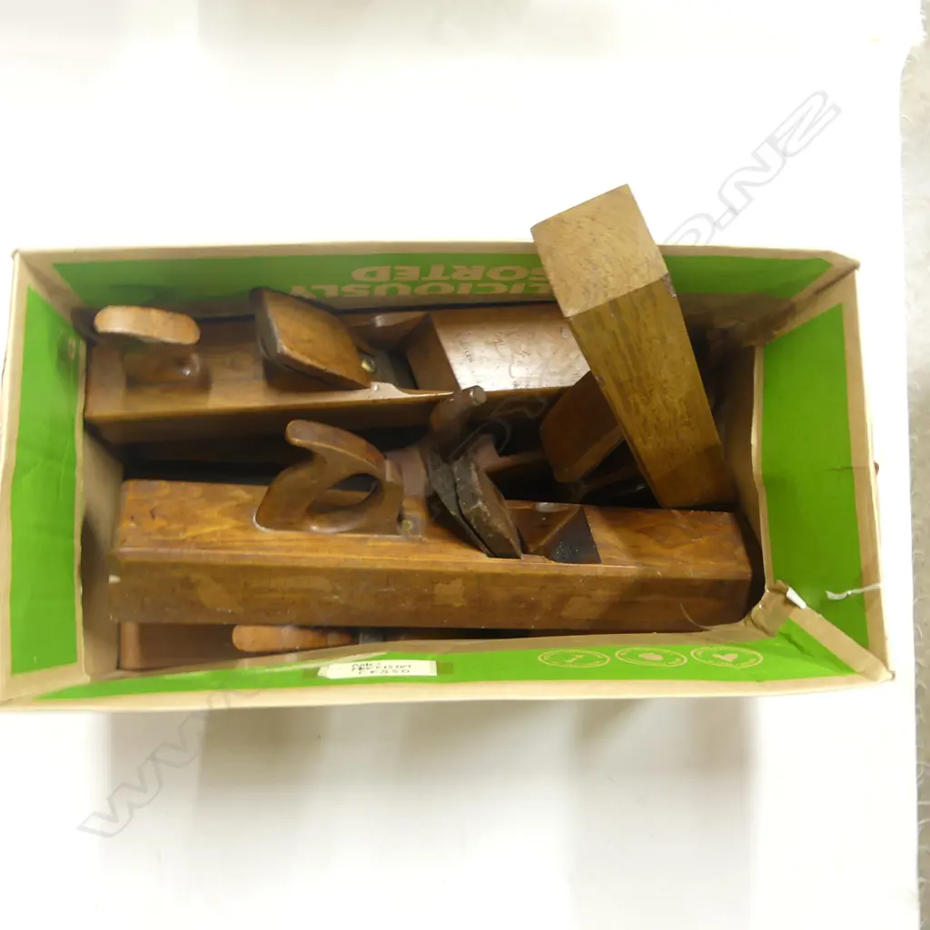 Six wooden bench planes and a smoother plane (7) Image 1++