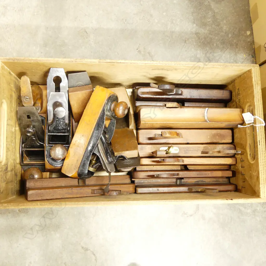 Box of wooden moulding planes, smoothing planes and transitional planes Image 1++