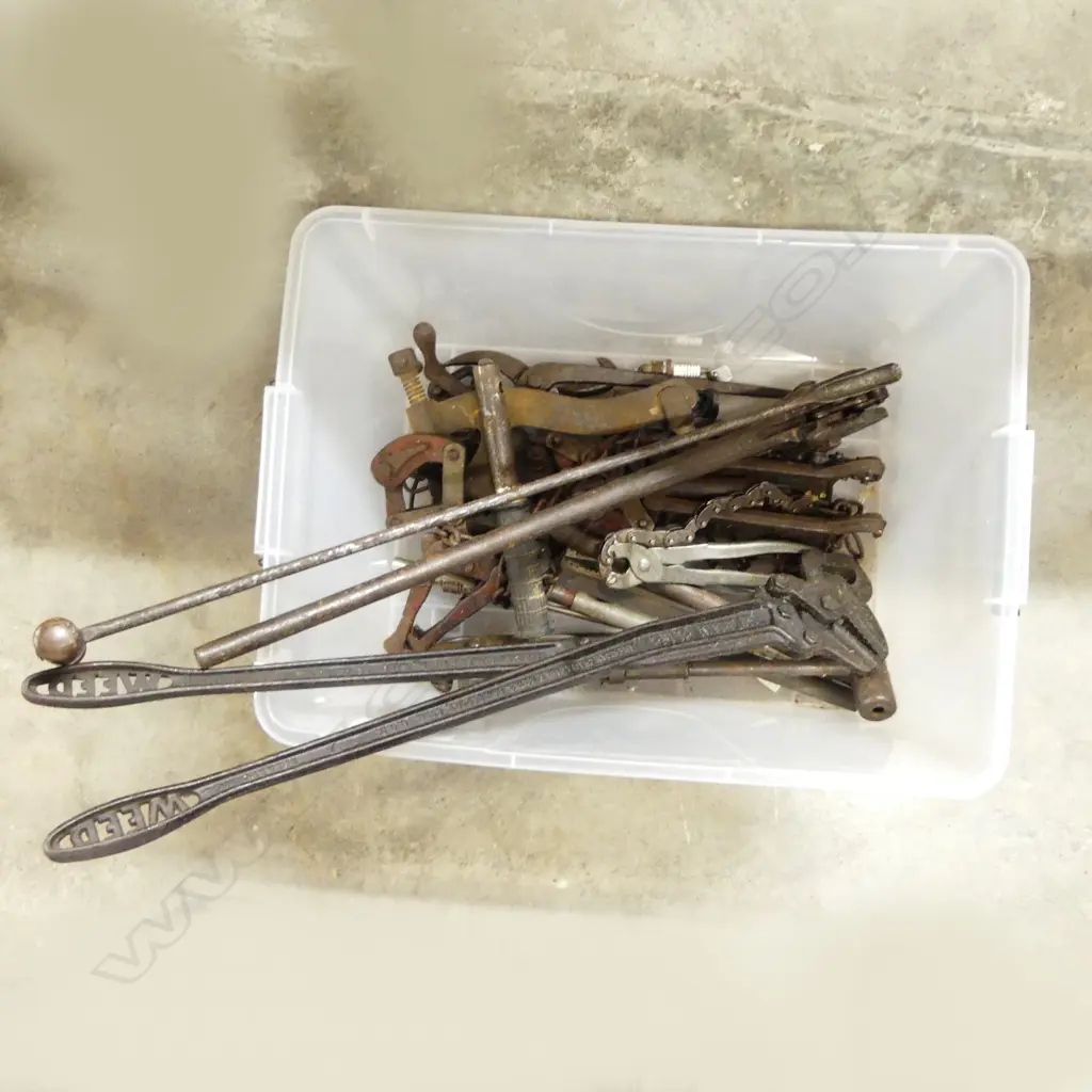 Box of pipe wrenches and cutters, etc., plus large Weed No. 711 (USA) chain pliers Image 1++