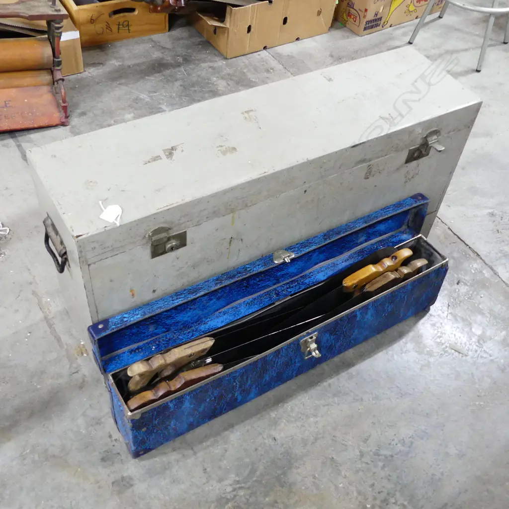 Paperboard case with 5 panel saws & 4 saw blades; with a carpenter's tool chest Image 1++