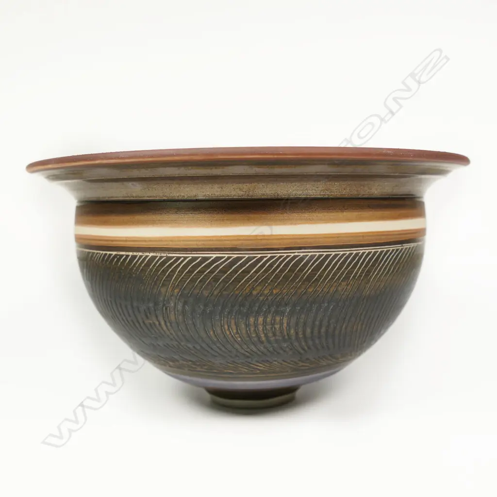 Linda Forrest Lipped Bowl. Etched design. Metalic glaze. H.120mm Image 1++