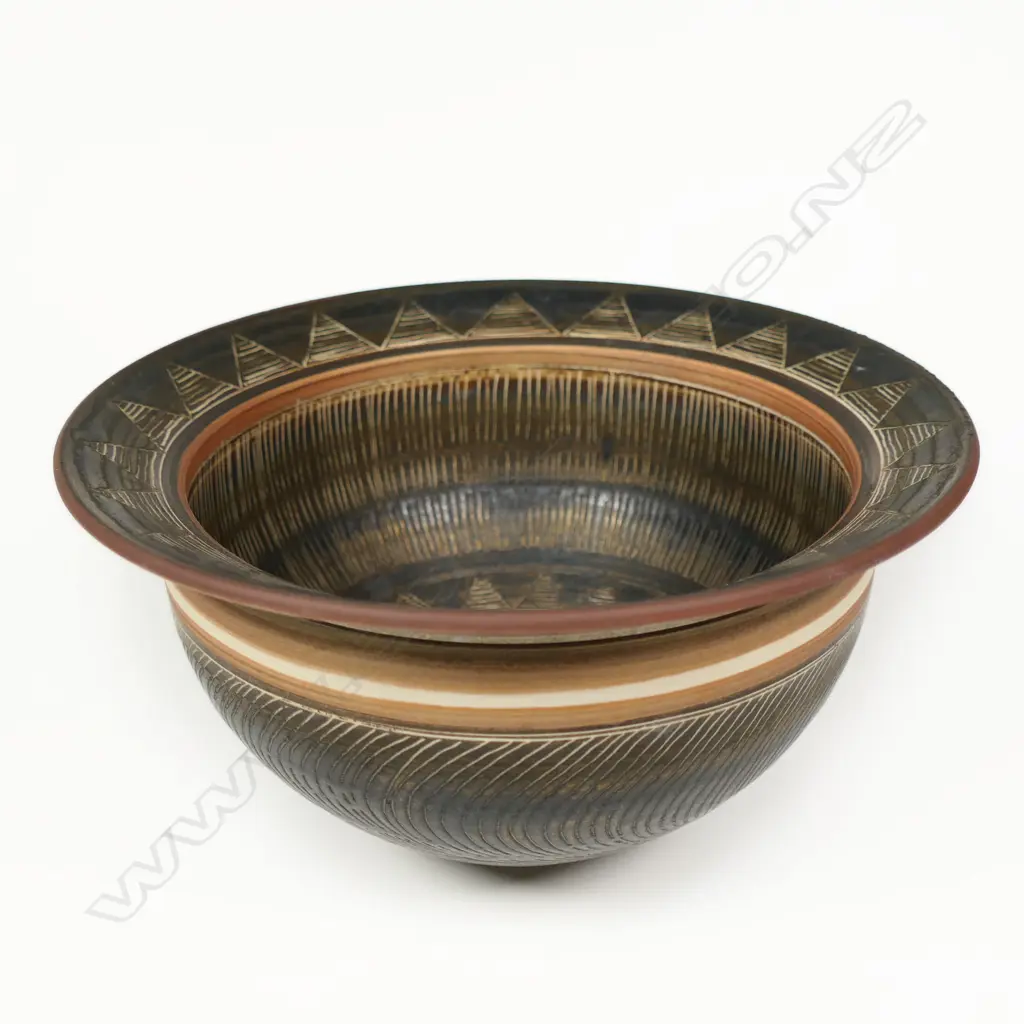 Linda Forrest Lipped Bowl. Etched design. Metalic glaze. H.120mm Image 1++
