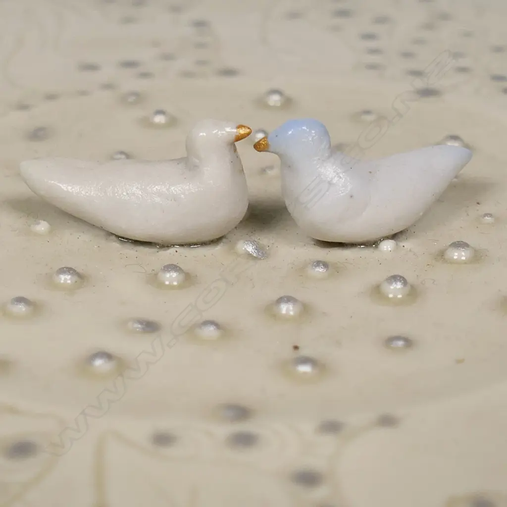 Keum Sun Lee/ Sang Sool Shim Lg Trinket Box w Birds. Celadon glazed porcelain incised detail silver hi-lights. Dia.180mm Image 1++