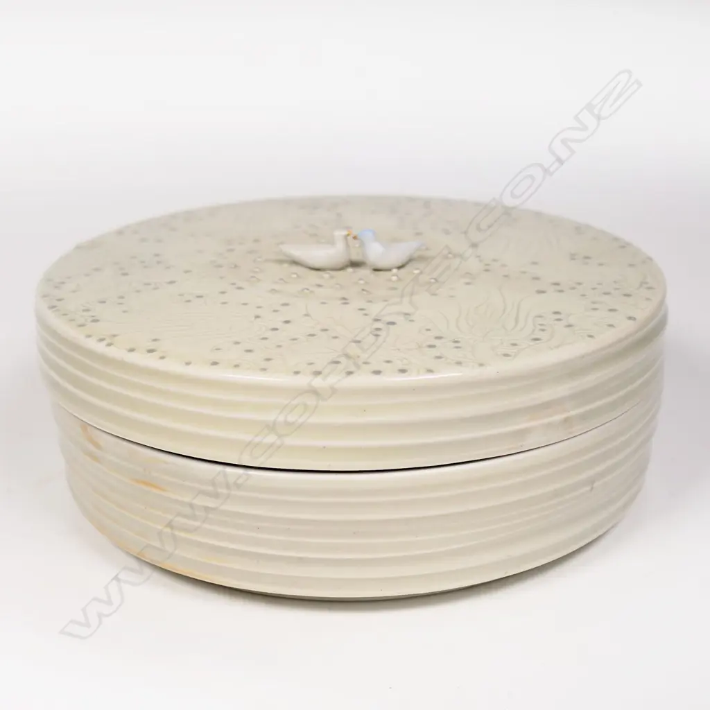 Keum Sun Lee/ Sang Sool Shim Lg Trinket Box w Birds. Celadon glazed porcelain incised detail silver hi-lights. Dia.180mm Image 1++