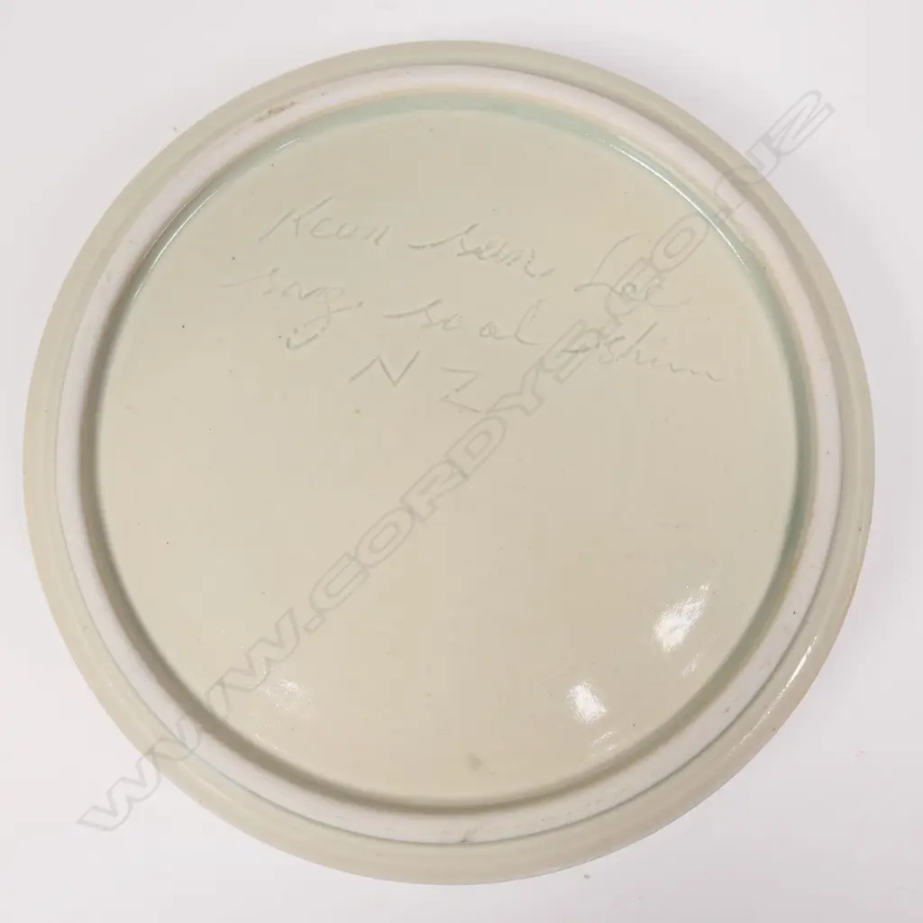 Keum Sun Lee/ Sang Sool Shim Lg Trinket Box w Birds. Celadon glazed porcelain incised detail silver hi-lights. Dia.180mm Image 1++