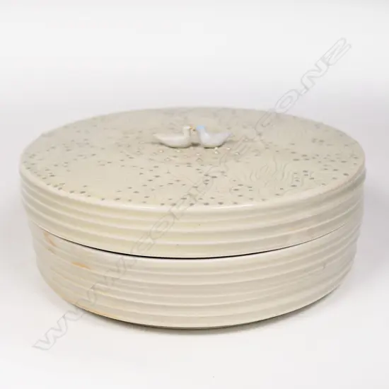 Keum Sun Lee/ Sang Sool Shim Lg Trinket Box w Birds. Celadon glazed porcelain incised detail silver hi-lights. Dia.180mm