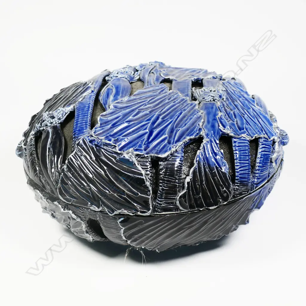 Keum Sun Lee/ Sang Sool Shim Lg Porcelain Lidded Bowl. Black/blue Niaku Palm relief. Incised floral design. Dia.280x150 Image 1++