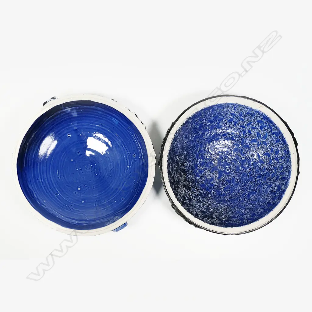 Keum Sun Lee/ Sang Sool Shim Lg Porcelain Lidded Bowl. Black/blue Niaku Palm relief. Incised floral design. Dia.280x150 Image 1++