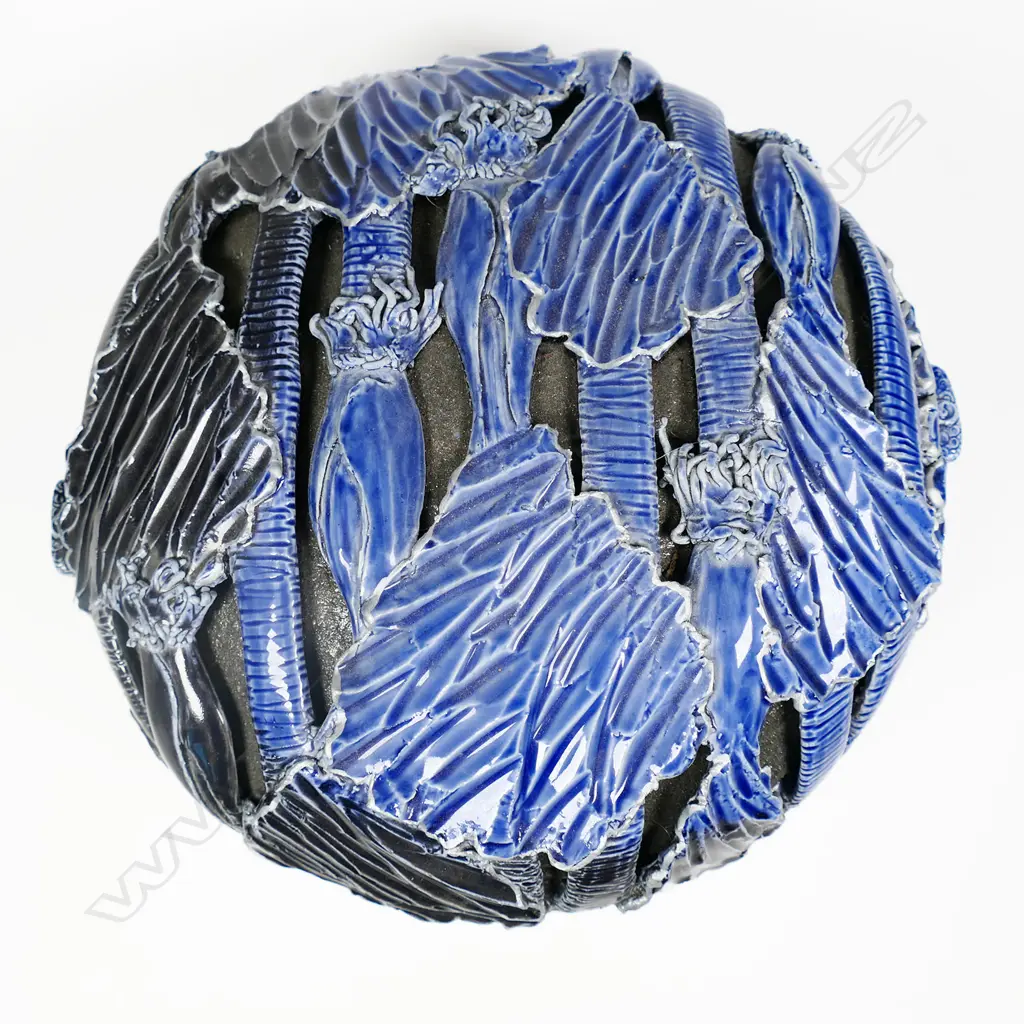 Keum Sun Lee/ Sang Sool Shim Lg Porcelain Lidded Bowl. Black/blue Niaku Palm relief. Incised floral design. Dia.280x150 Image 1++