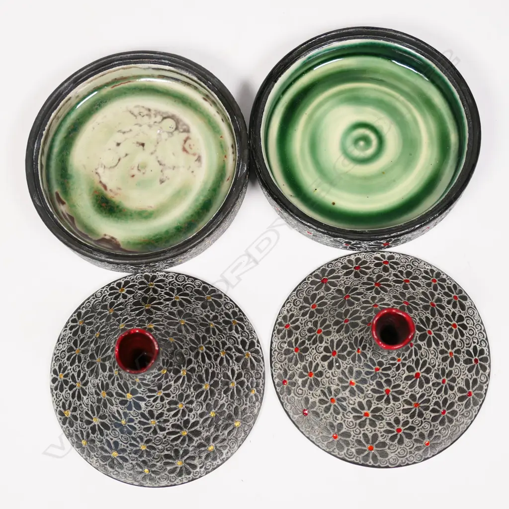 Keum Sun Lee/ Sang Sool Shim Pr Porcelain Tagine Trinket Dishes. Sgraffito daisy design w gold/red dots. Dia.115 x 100mm Image 1++
