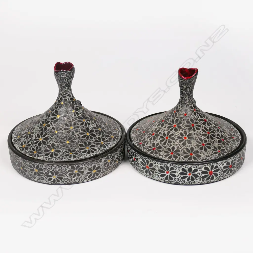 Keum Sun Lee/ Sang Sool Shim Pr Porcelain Tagine Trinket Dishes. Sgraffito daisy design w gold/red dots. Dia.115 x 100mm Image 1++