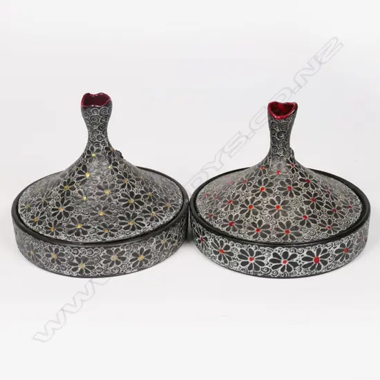 Keum Sun Lee/ Sang Sool Shim Pr Porcelain Tagine Trinket Dishes. Sgraffito daisy design w gold/red dots. Dia.115 x 100mm