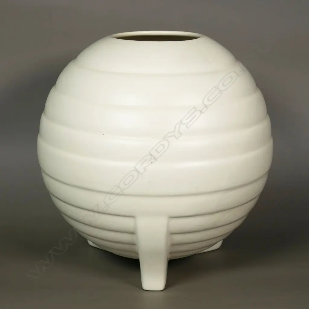 Crown Lynn oval ribbed cream vase on tripod base, Image 1++