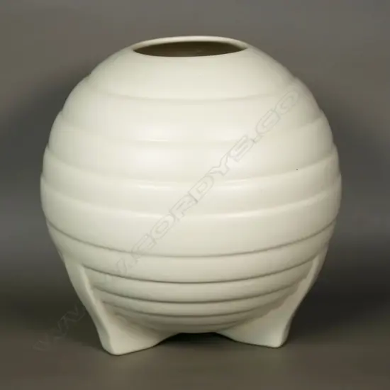 Crown Lynn oval ribbed cream vase on tripod base,