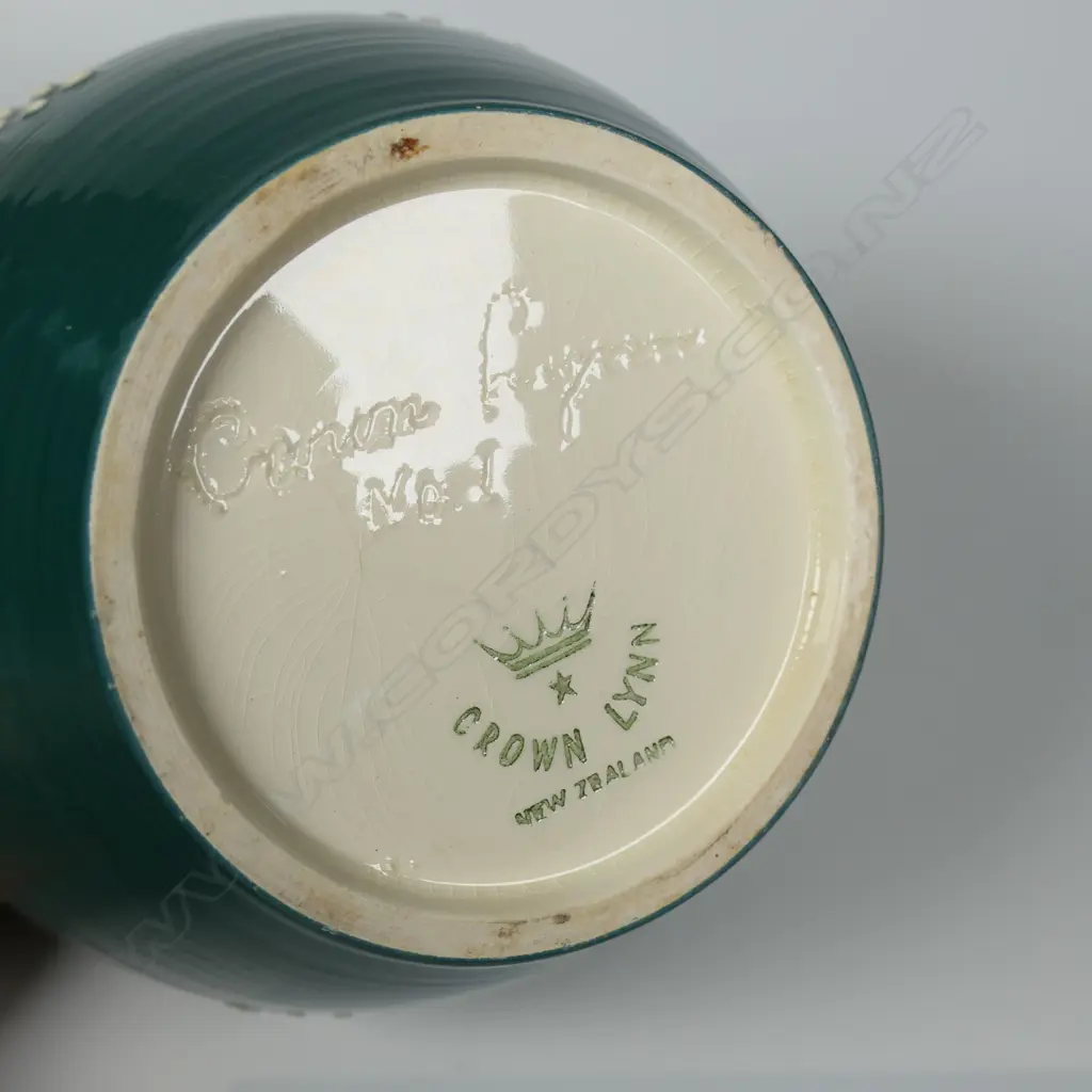 Crown Lynn hand potted vase by Daniel Steenstra, Image 1++