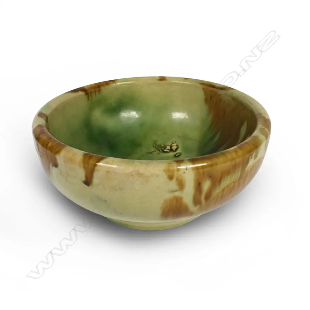 An early Crown Lynn WWII period pottery cereal bowl, Image 1++