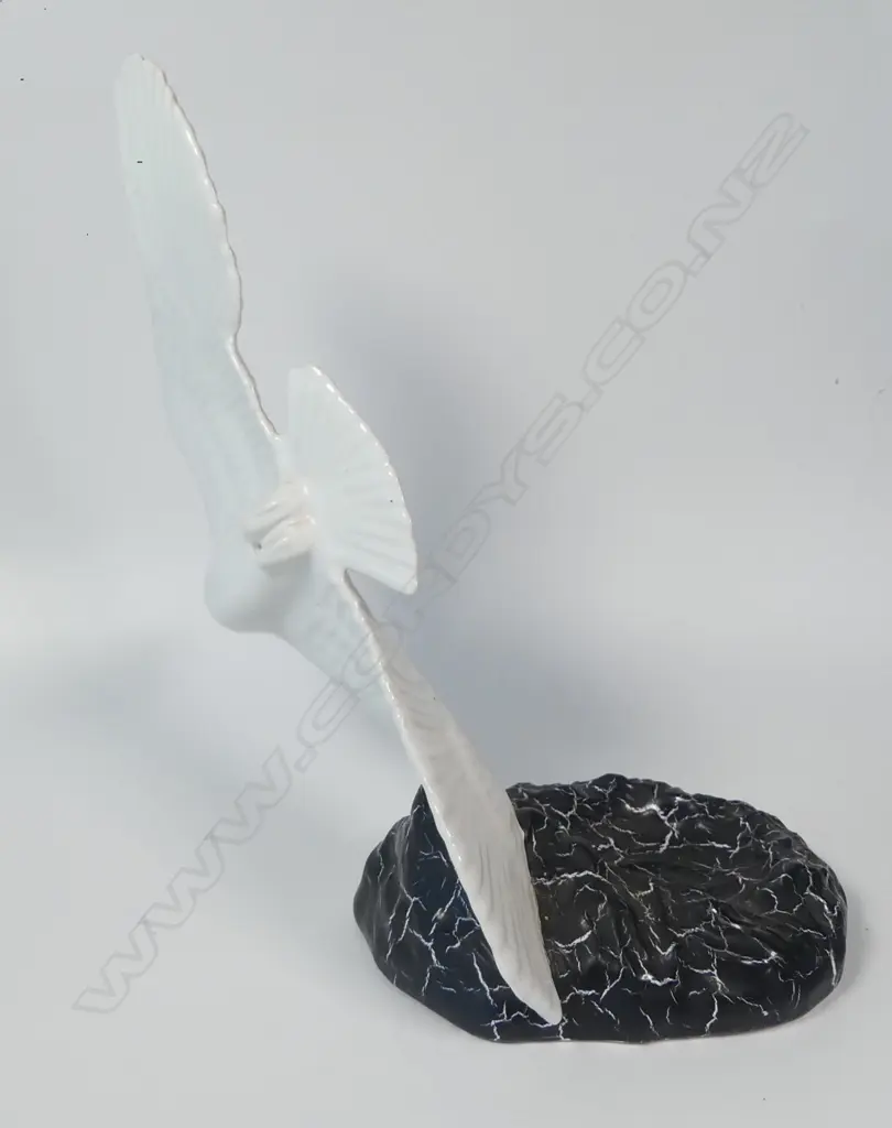 A Titian Studio (1957-67) white seagull in flight figurine, Image 1++