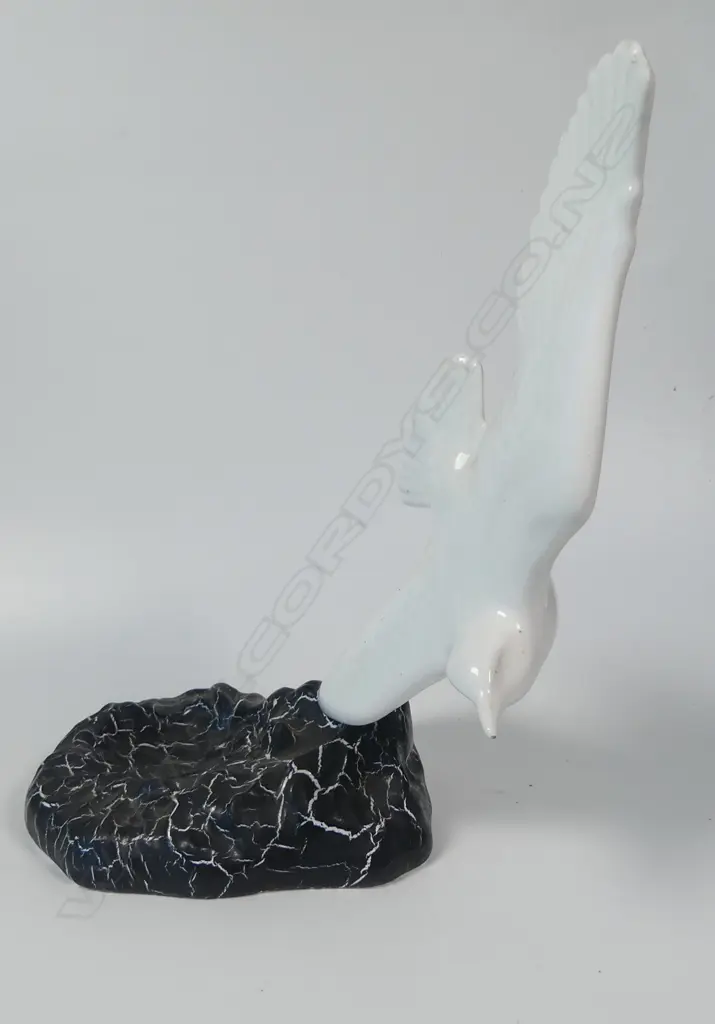 A Titian Studio (1957-67) white seagull in flight figurine, Image 1++
