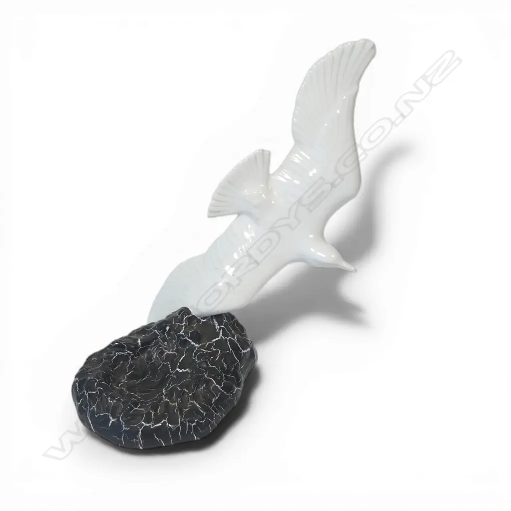 A Titian Studio (1957-67) white seagull in flight figurine, Image 1++