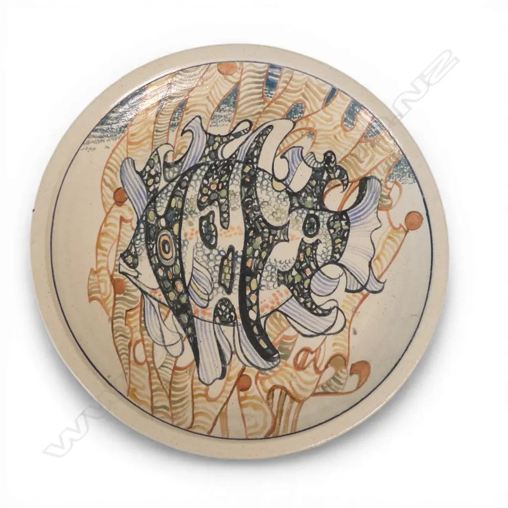 Roy Cowan large stoneware charger with central fish design, Image 1++