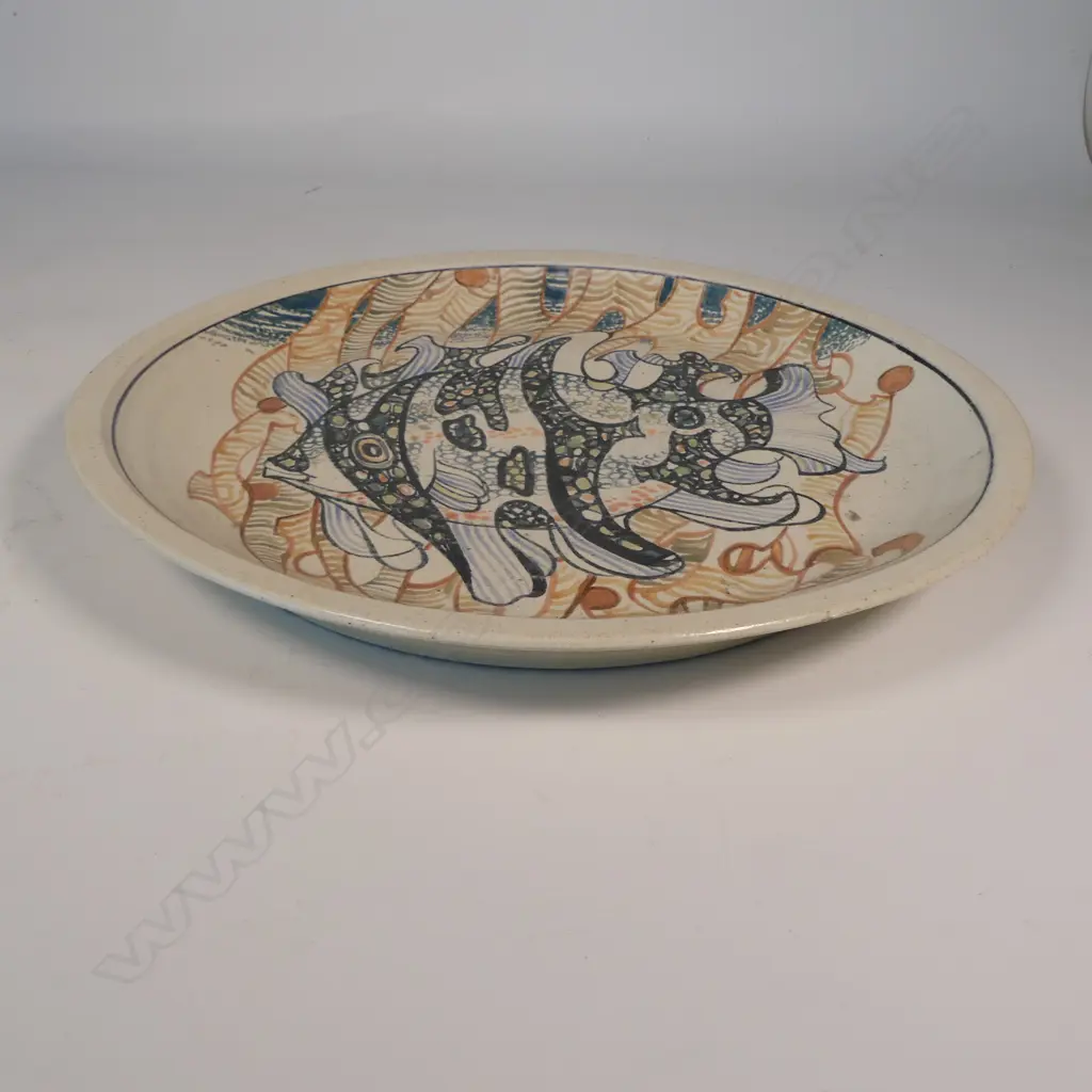 Roy Cowan large stoneware charger with central fish design, Image 1++