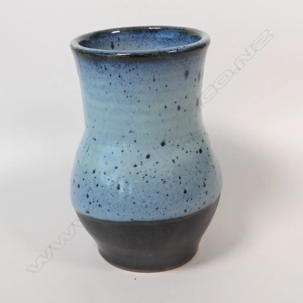 Peter Stichbury wheel thrown vase, Image 1++