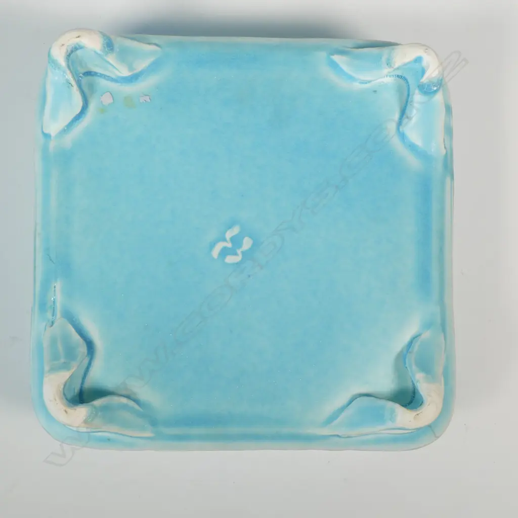Merilyn Wiseman large and stunning square lidded box, Image 1++