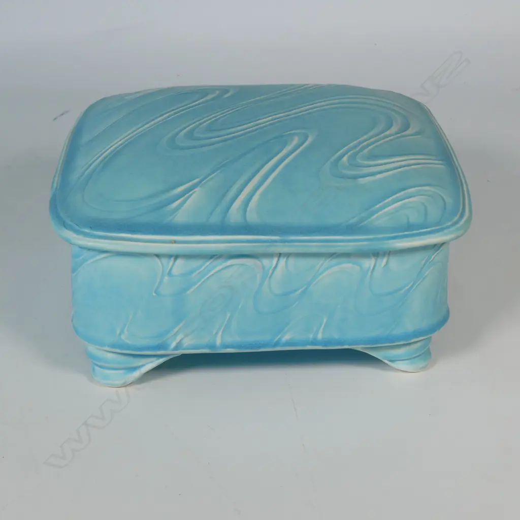 Merilyn Wiseman large and stunning square lidded box, Image 1++