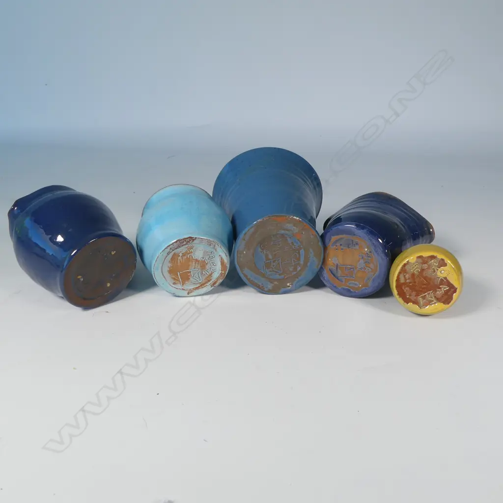 Five assorted Elizabeth Matheson Paka Potteries vases, Image 1++