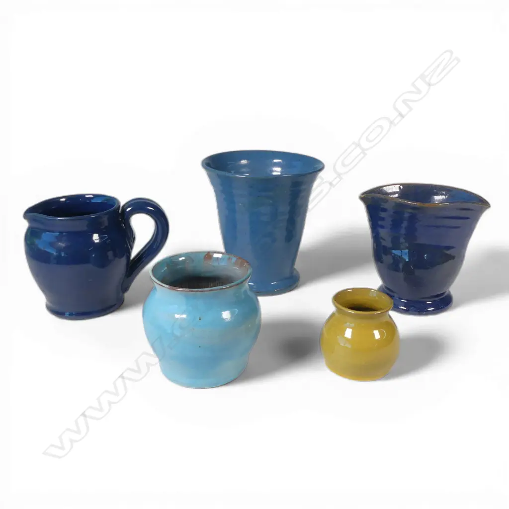 Five assorted Elizabeth Matheson Paka Potteries vases, Image 1++