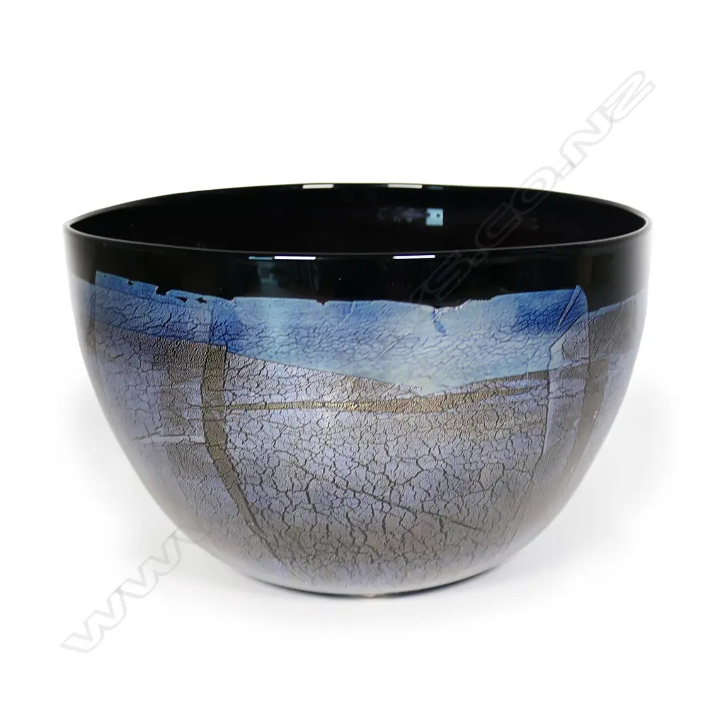 A large Garry Nash glass bowl, Image 1++