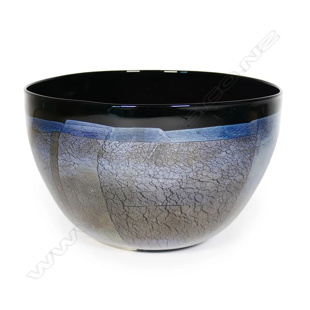 A large Garry Nash glass bowl, Image 1++