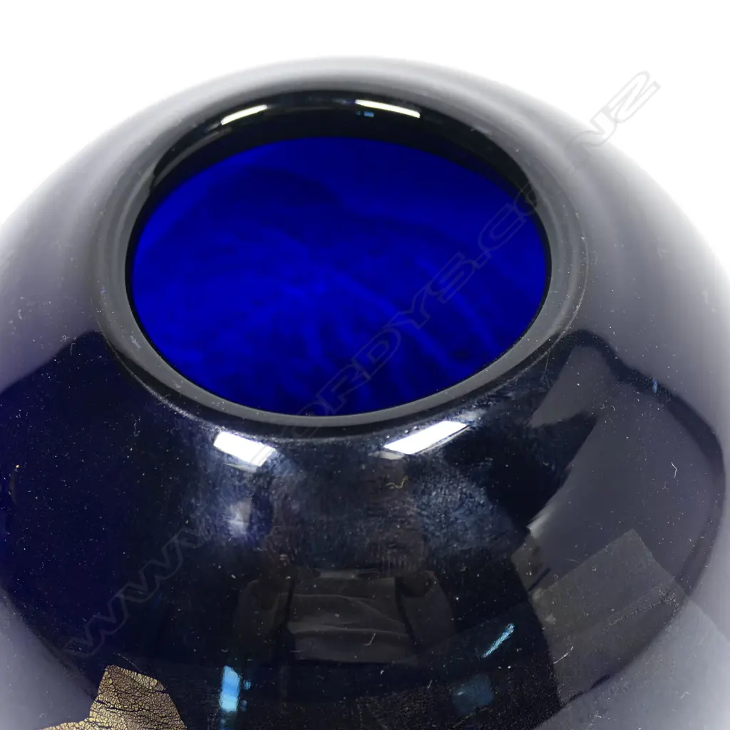 Garry Nash (ONZM) cobalt blue and gold leaf art glass vase, Image 1++