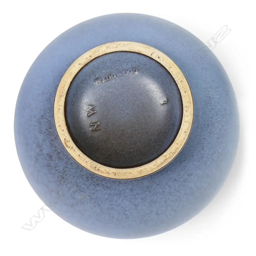 Norman Wilson for Wedgwood hand-thrown circular lidded bowl, Image 1++