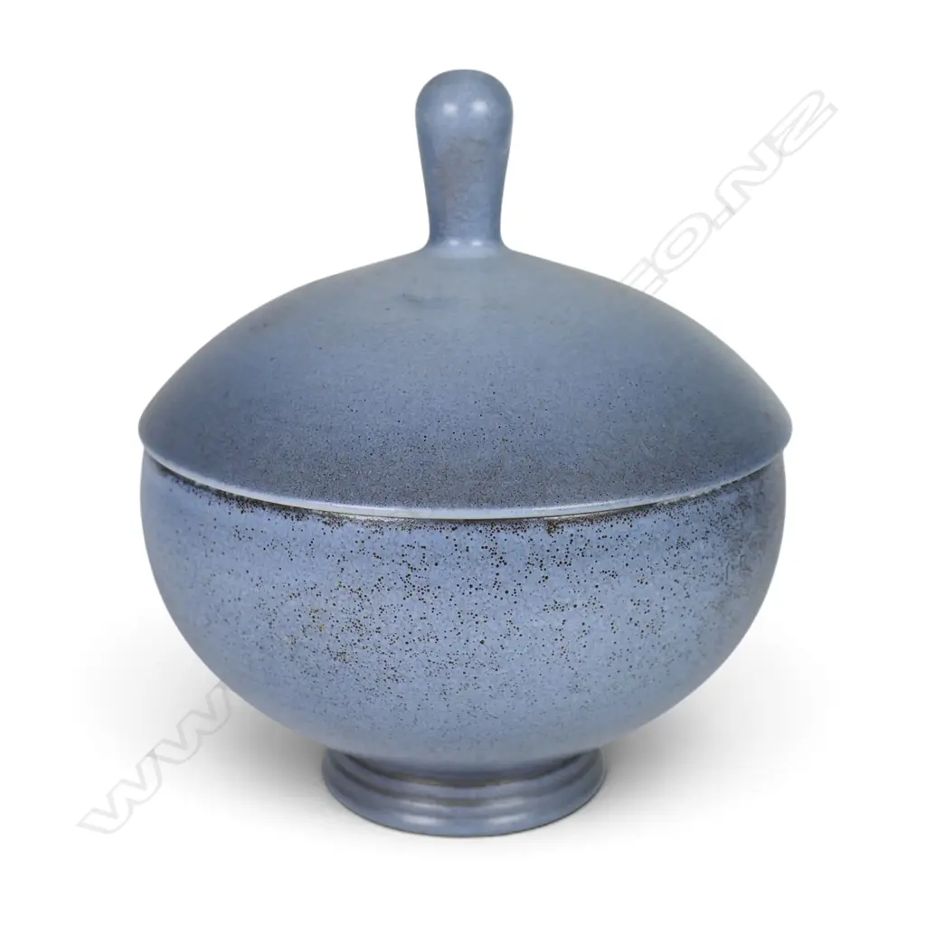 Norman Wilson for Wedgwood hand-thrown circular lidded bowl, Image 1++