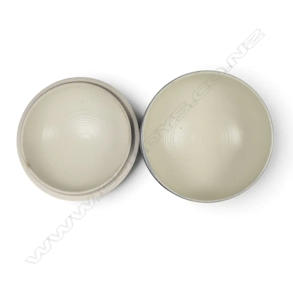 Norman Wilson for Wedgwood hand-thrown circular lidded bowl, Image 1++