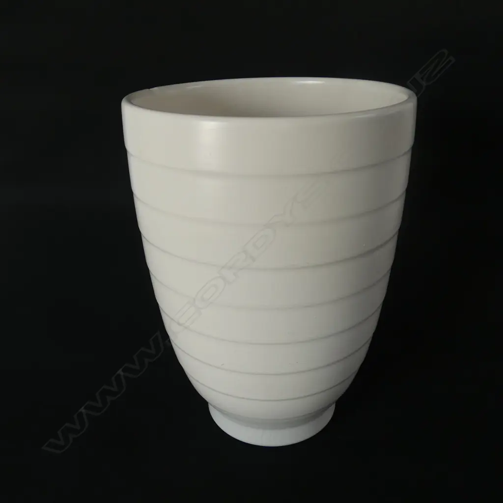 Ernest Shufflebotham for Crown Lynn cream vase, Image 1++