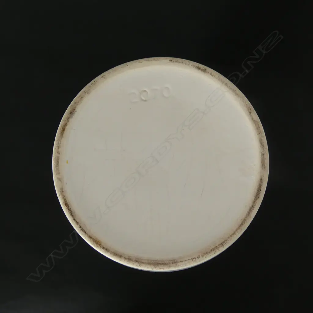 Crown Lynn white Gladiola vase #2070, Image 1++