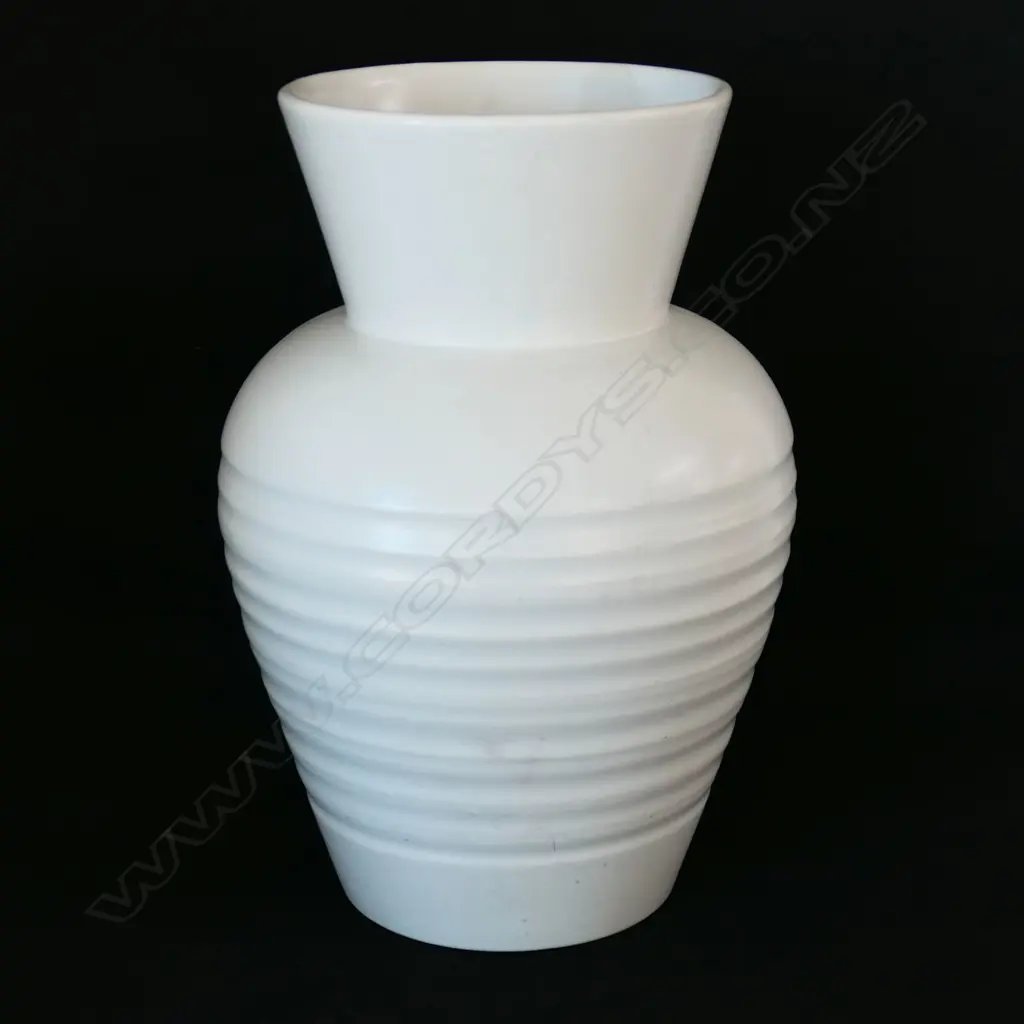 Crown Lynn white Gladiola vase #2070, Image 1++