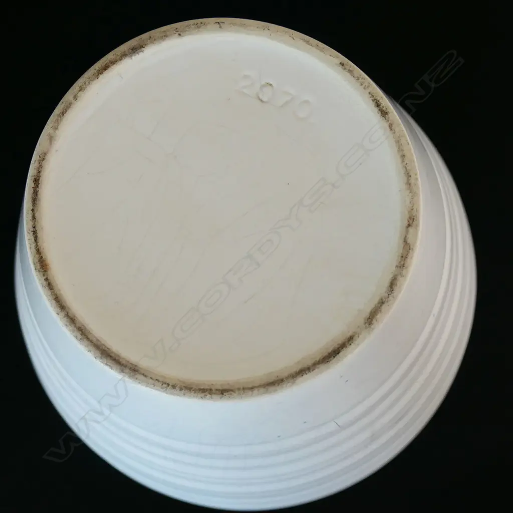 Crown Lynn white Gladiola vase #2070, Image 1++