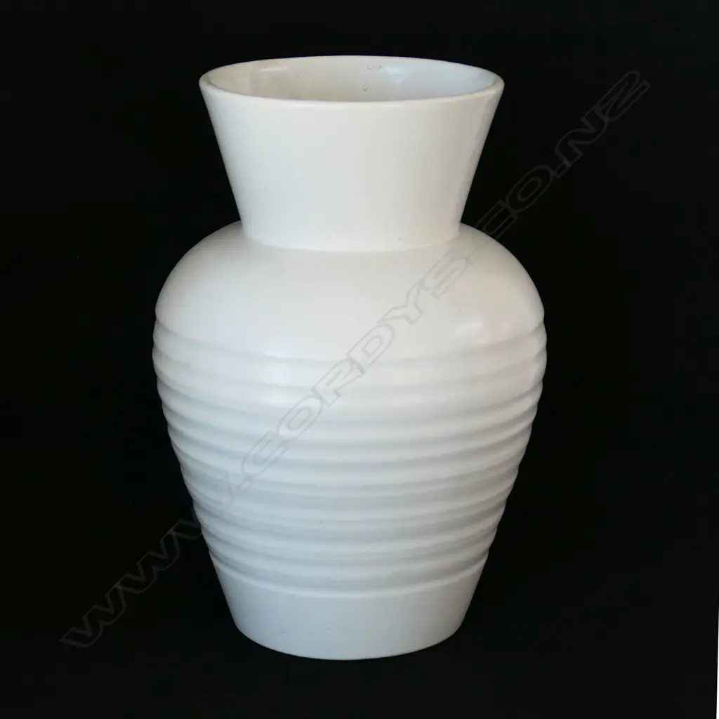 Crown Lynn white Gladiola vase #2070, Image 1++
