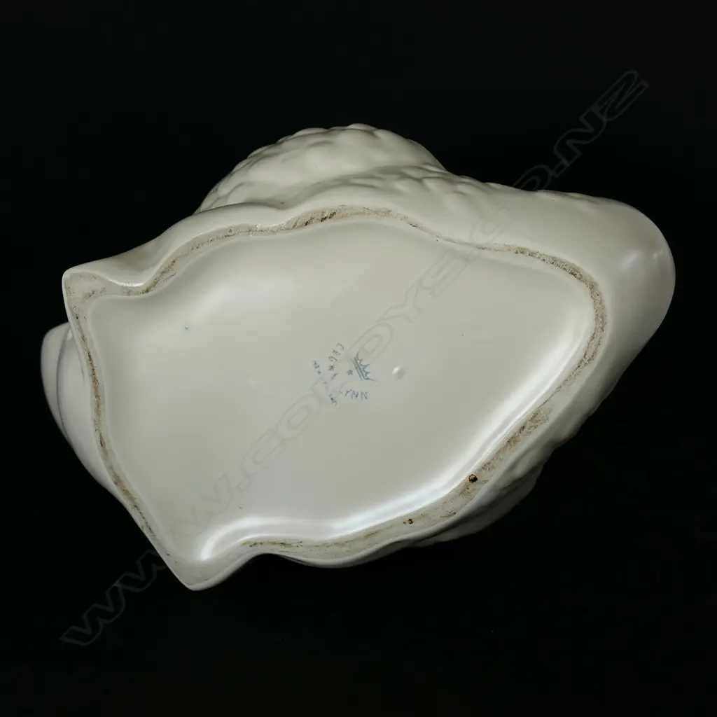 Crown Lynn rare early large white swan with hand-painted beak #170, Image 1++