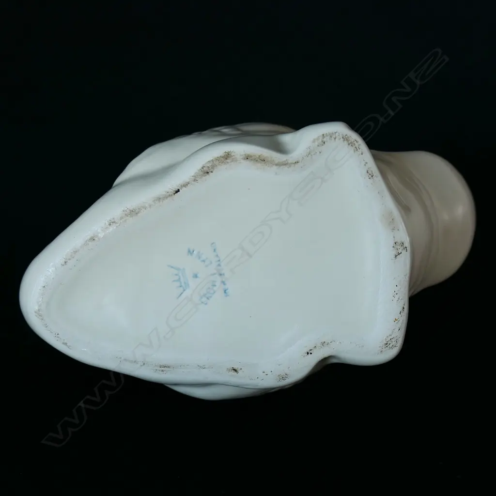 Crown Lynn rare small white glazed swan with brown beak, Image 1++