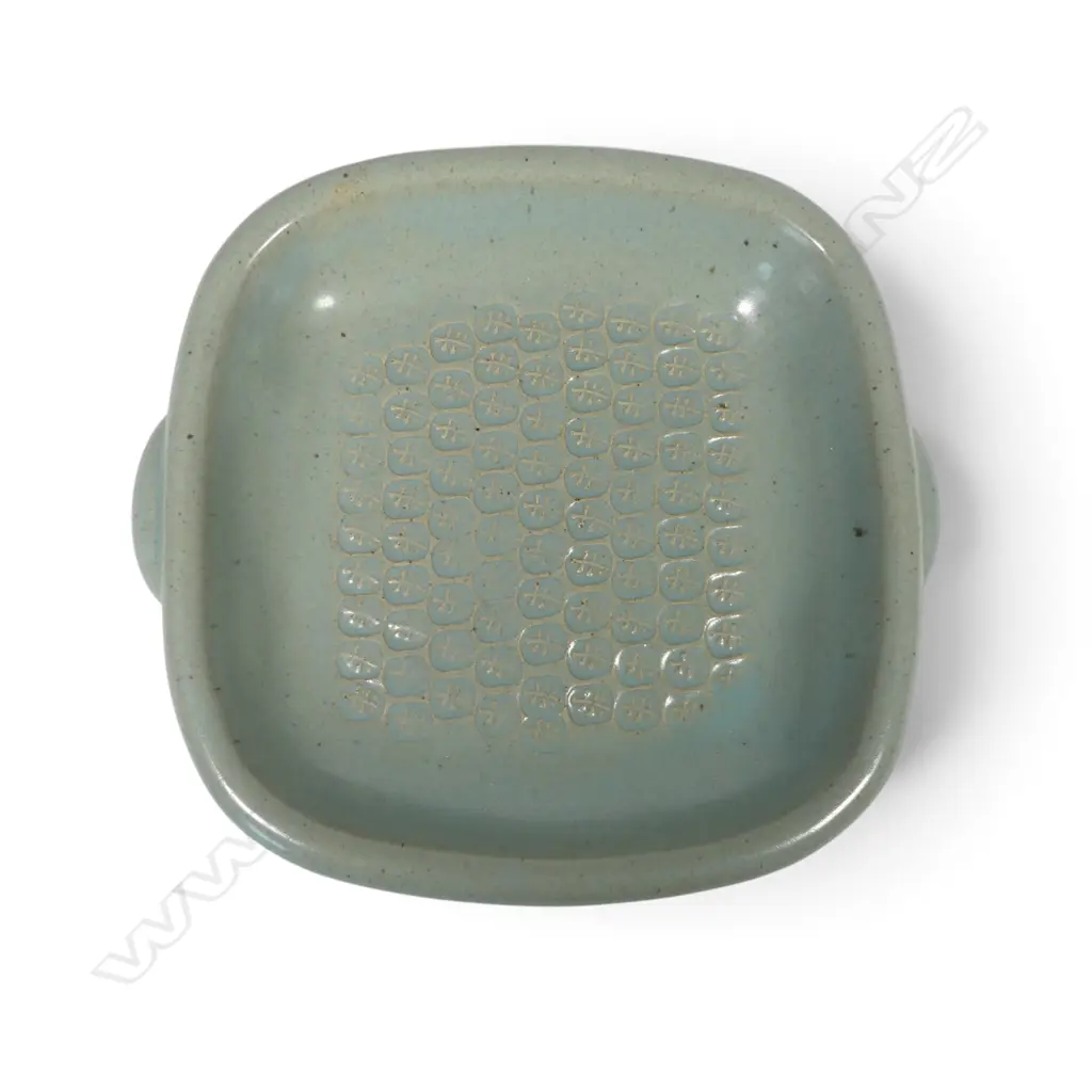 Peter Stichbury two handled dish, Image 1++