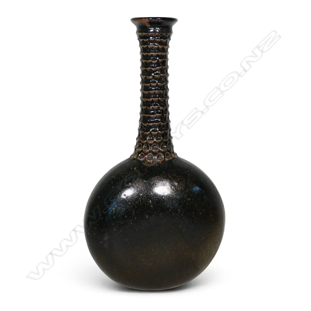 Graeme Storm vase with long textured neck, Image 1++