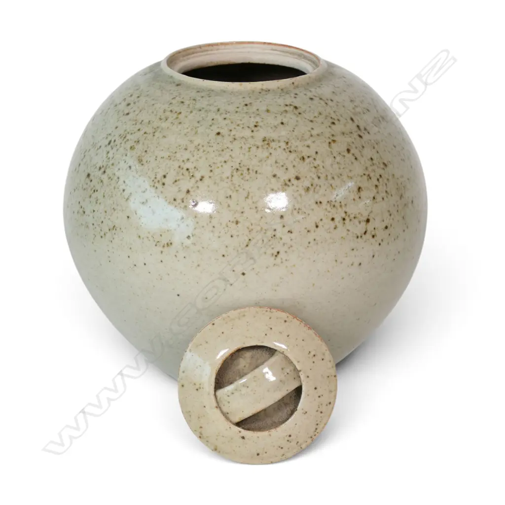 Nicholas Brandon lidded round vessel, Image 1++